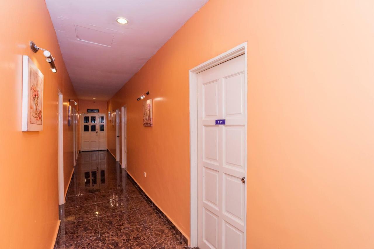 Oyo 1228 R & R Hotel Johor Bahru